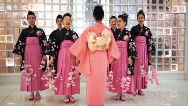 Moscú, Rusia - 02 de abril de 2017: grupo de geishas japonesas bailando en kimono tradicional en el corredor del centro comercial Otrada durante el evento Maintain a sushi record . — Vídeo de stock