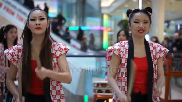 モスクワ, ロシア連邦 - 2017 年 3 月 25 日: ユニクロの服倉庫店舗のオープニングで万華鏡ショッピング センターで女の子を実行日本太鼓群. — ストック動画