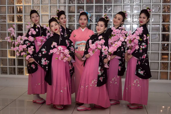 Moskva, Ryssland - 02 April 2017: grupp japanska geisha flickor i traditionella kimono i köpcentret Otrada korridoren under Behåll en sushi registrera händelse. — Stockfoto