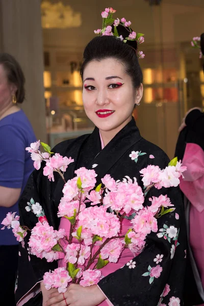 Moscou, Rússia - 02 de abril de 2017: gueixa em quimono tradicional japonês no centro comercial Corredor de Otrada durante a Manter um recorde de sushi . — Fotografia de Stock