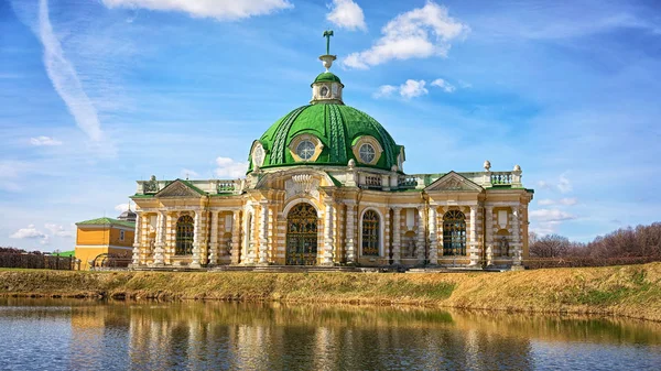 The Grotto in the residence of Sheremetevs Kuskovo on a spring sunny day. Moscow, Russia. — Stock Photo, Image