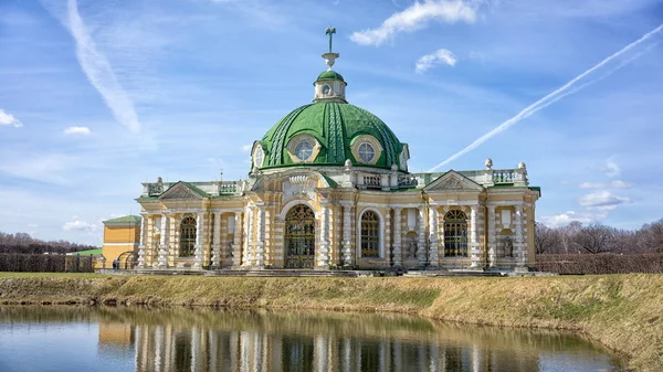 Grota w rezydencji Sheremetevs Kuskovo w słoneczny dzień wiosny. Moscow, Federacja Rosyjska. — Zdjęcie stockowe