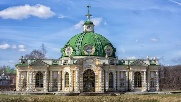 Grota w rezydencji Sheremetevs Kuskovo w słoneczny dzień wiosny. Moscow, Federacja Rosyjska. — Zdjęcie stockowe