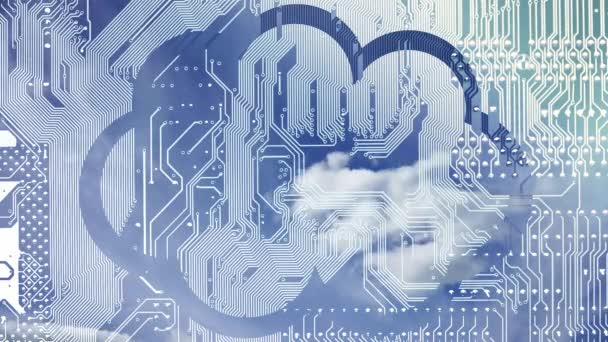 Cloud computing vidéo conceptuelle. Ciel bleu profond avec nuages le temps tourne dans un nuage sur un fond de circuit imprimé .