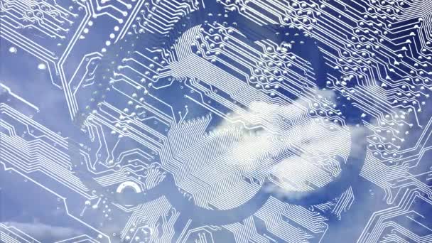 Cloud computing konceptuella video. Djupblå himmel med moln tid varv i ett moln på kretskortet bakgrund. — Stockvideo
