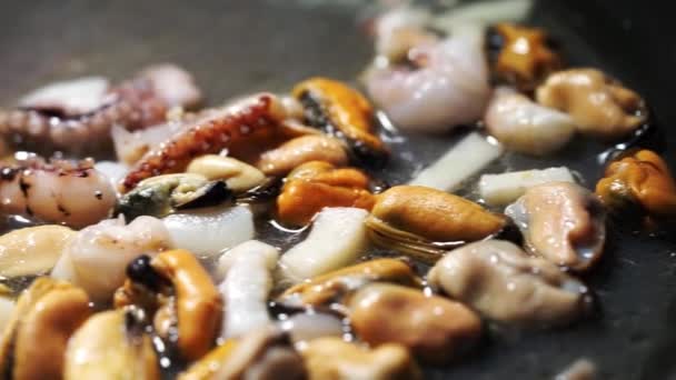 在一个锅里烹饪海鲜贻贝、 鱿鱼、 章鱼和虾。西班牙海鲜饭烹饪，多莉议案. — 图库视频影像