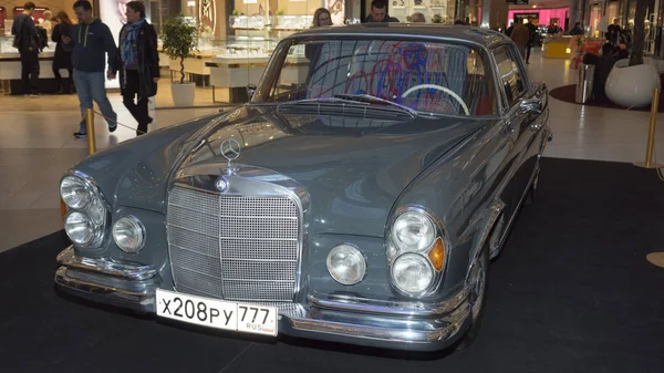 Moskwa, Rosja - 02 kwietnia 2017: Mercedes-Benz W111 280se Coupe, Niemcy, 1970. Samochód retro konferencyjne Fiera di w centrum handlowego Metropolis. — Zdjęcie stockowe