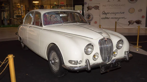 Moscou, Rússia - 02 de abril de 2017: Faróis dianteiros e grelha de um tipo Jaguar S branco restaurado, 3,8 litros, Grã-Bretanha 1965, de perto frontal. Exposição de carro retro no shopping Metropolis . — Fotografia de Stock