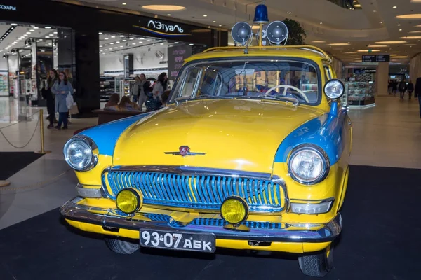 Moskova, Rusya - 02 Nisan 2017: Gaz-21 Volga, Sovyetler Birliği, 1969. Polis arabası. Alışveriş Merkezi Metropolis Retro araba fuarına katıldık.