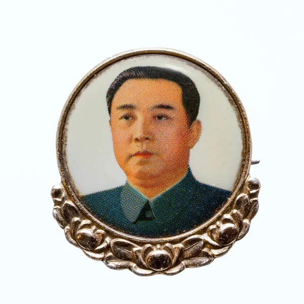 Corea del Norte, 20 de abril de 2017: Vintage insignia norcoreana con un retrato del presidente de la República Popular Democrática de Corea RPDC Kim Il-sung (1912-1994) aislado sobre fondo blanco — Foto de Stock