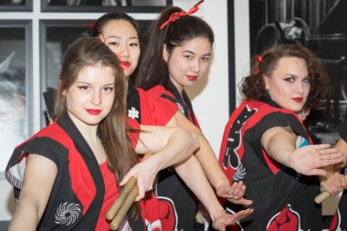 Moscow, Rusya Federasyonu - 21 Nisan 2017: Taiko davulcular kızlar 