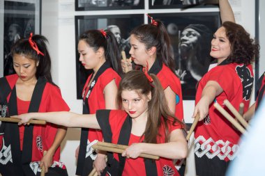 Moscow, Rusya Federasyonu - 21 Nisan 2017: Taiko davulcular kızlar 