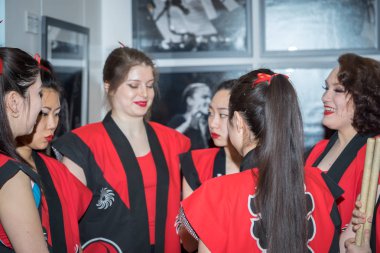 Moscow, Rusya Federasyonu - 21 Nisan 2017: Taiko davulcular kızlar 