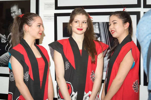 Moscow, Russia - April 21, 2017: Taiko drummers girls from the "Taiko inspiration" group  visit the Central House of Artists at the festival of modern photography "Fiksazh." — Stock Photo, Image