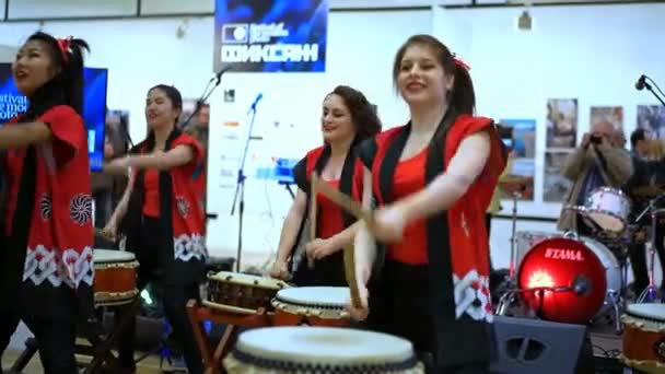 Moskou, Rusland - 21 April 2017: Taiko drummers meisjes uit het "Taiko inspiratie" groep in de centrale House of Artists uitvoeren bij de opening van het festival van de moderne fotografie "Fiksazh." — Stockvideo