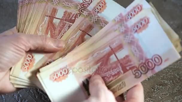 Women's hands recount banknotes worth 5 thousand of Russian rubles. — Stock Video