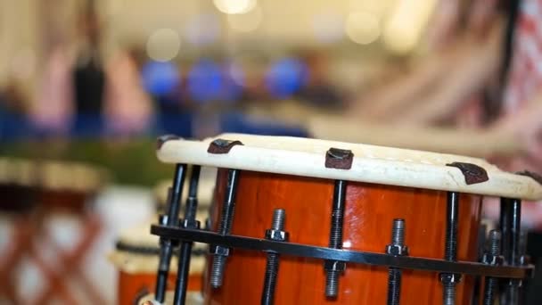 Group of japanese musicians are playing on traditional japanese percussion instrument Taiko or Wadaiko drums. The drumsticks are in the hands. — Stock Video
