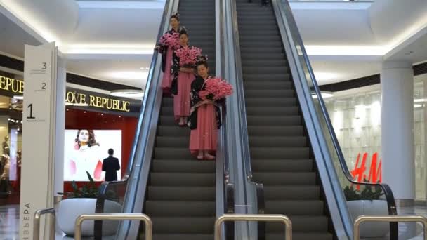 Μόσχα, Ρωσία - 24 Μαρτίου 2017: Ομάδα Γιαπωνέζα γκέισα σε παραδοσιακό ιαπωνικό κιμονό κάτω για μια κυλιόμενη σκάλα σε ένα εμπορικό κέντρο Ριβιέρα. — Αρχείο Βίντεο
