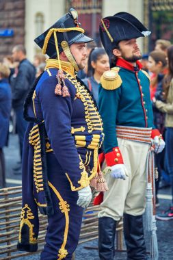 Moskova, Rusya - 11 Eylül 2016: Moskova şehir günü, kentin 869 yıldönümü. Performans Tverskaya Caddesi'nde. Fransız askerleri Napolyon dönemi sokakta bir üniformalı.