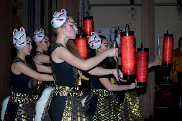 Mosca, Russia - 4 novembre 2016: IV festival d'azione in tutta la città "Notte delle Arti". Spettacolo di danza teatrale in stile giapponese con batteria Taiko in DK Nagorniy . — Foto Stock