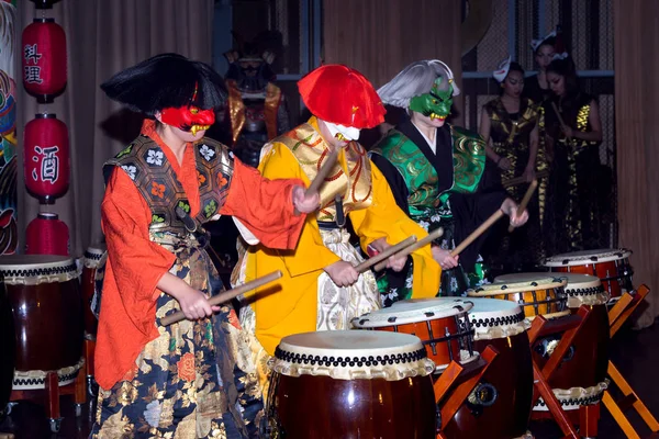 Moskva, Ryssland - 4 November, 2016: Iv stadsomfattande action festival "Night of the Arts". Scenisk dans och performance i japansk stil med Taiko trummor i Dk Nagorniy. — Stockfoto