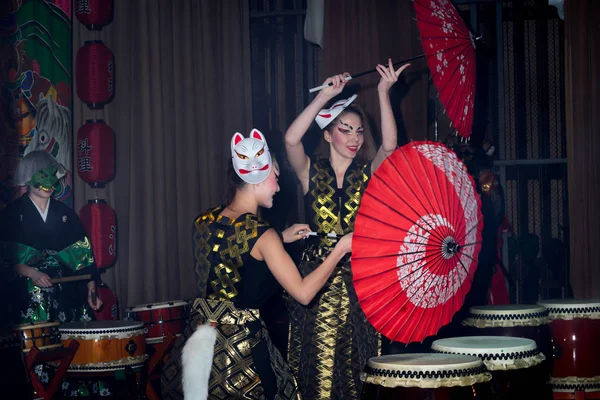 Moscou, Rússia - 4 de novembro de 2016: IV festival de ação em toda a cidade "Night of the Arts". Performance de dança teatral no estilo japonês com tambores Taiko em DK Nagorniy . — Fotografia de Stock