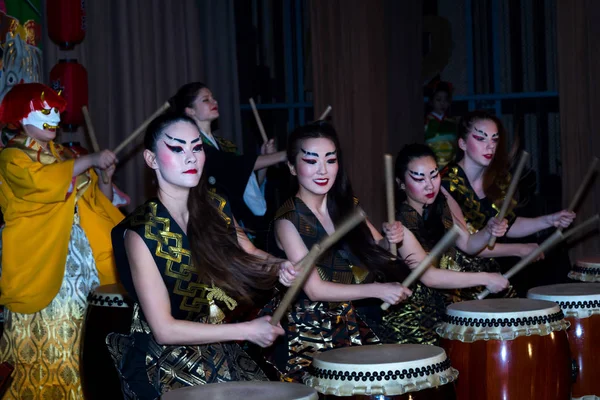 Moscú, Rusia - 4 de noviembre de 2016: IV festival de acción en toda la ciudad "Noche de las Artes". Actuación de danza teatral al estilo japonés con tambores Taiko en DK Nagorniy . — Foto de Stock