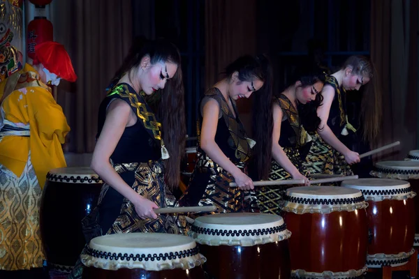 Moscou, Rússia - 4 de novembro de 2016: IV festival de ação em toda a cidade "Night of the Arts". Performance de dança teatral no estilo japonês com tambores Taiko em DK Nagorniy . — Fotografia de Stock