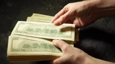 Kadınların elleri yüz dolar faturaları saymak