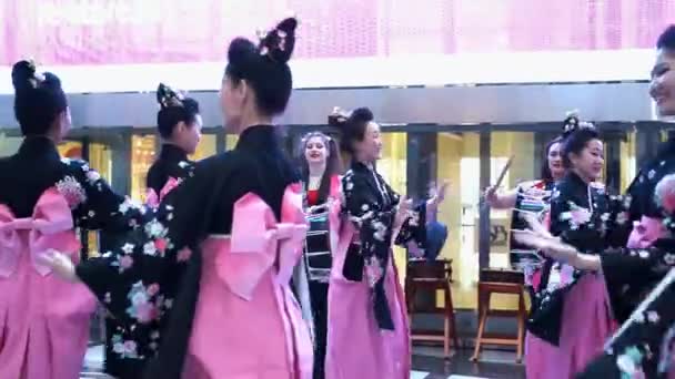 모스크바, 러시아-3 월 24 일, 2017: 쇼핑몰 리비에라 춤 전통 일본 기모노에서 일본 게이 샤의 그룹. 새로운 유 니 클로 매장에 전념 하는 성능. — 비디오