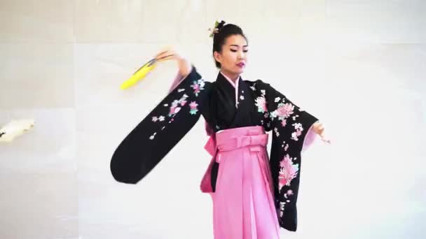 Geisha en kimono tradicional japonés con ventilador — Vídeo de stock