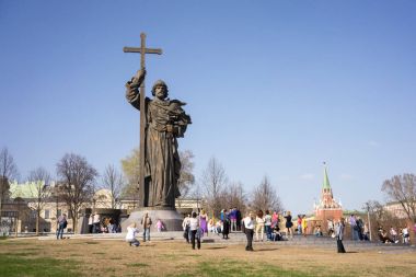 Moskova, Rusya - 30 Nisan 2017: Vladimir büyük bir güneşli bahar günü Kremlin yakınındaki Borovitskaya meydanında anıt.