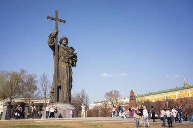 Moskova, Rusya - 30 Nisan 2017: Vladimir büyük bir güneşli bahar günü Kremlin yakınındaki Borovitskaya meydanında anıt.