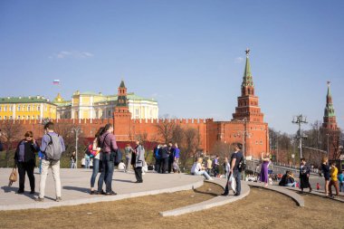 Moskova, Rusya - 30 Nisan 2017: Moskova Kremlin insanlar.