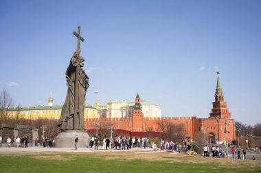 Moskova, Rusya - 30 Nisan 2017: Vladimir büyük bir güneşli bahar günü Kremlin yakınındaki Borovitskaya meydanında anıt.
