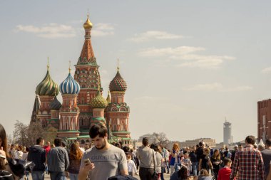 Moskova, Rusya - 30 Nisan 2017: insanlar St Basil Katedrali, Kızıl Meydan.