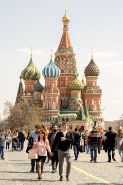 Moskova, Rusya - 30 Nisan 2017: insanlar St Basil Katedrali, Kızıl Meydan.