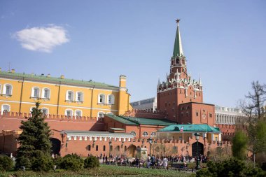 Moscow, Rusya Federasyonu - 30 Nisan 2017: Troitskaya'Moskova Kremlin kuzeybatı duvarına Merkezi ana ziyaretçi girişini Kremlin içine kulesidir. Kremlin insanlar.