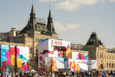 Moskova, Rusya - 30 Nisan 2017: Red Square yanında sakız üzerinde yürüyen insanlar. 1 Mayıs günü tatil posterler.