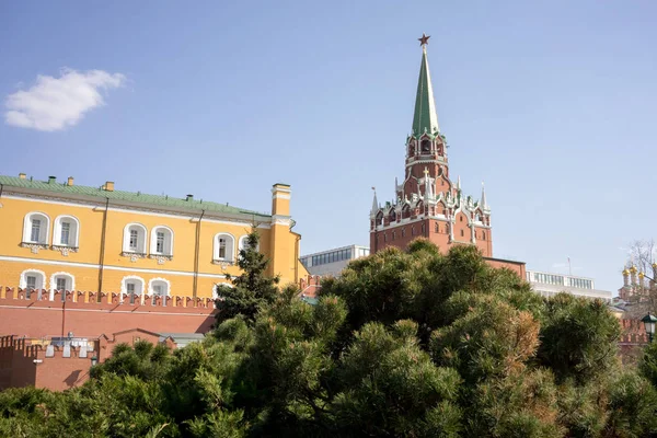 Troická Tower v centru severozápadní zdi moskevského Kremlu je hlavní Návštěvníci vstup do Kremlu. — Stock fotografie