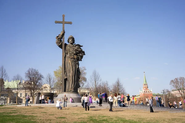 Moskva, Rusko - 30 dubna 2017: Památník Vladimíra Velikého na náměstí Borovickaja poblíž Kremlu na slunečný jarní den. — Stock fotografie