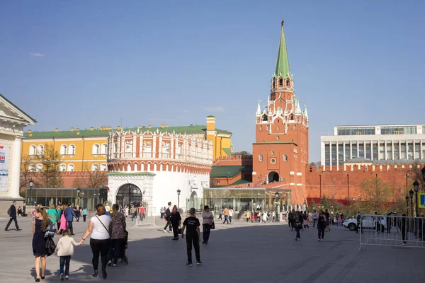 Moskva, Ryssland - 30 April 2017: människor som gick nära Troitskaya och Kutafya tornet i Moskva Kreml. — Stockfoto