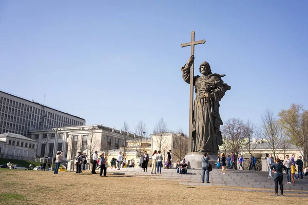Moskva, Rusko - 30 dubna 2017: Památník Vladimíra Velikého na náměstí Borovickaja poblíž Kremlu na slunečný jarní den. — Stock fotografie