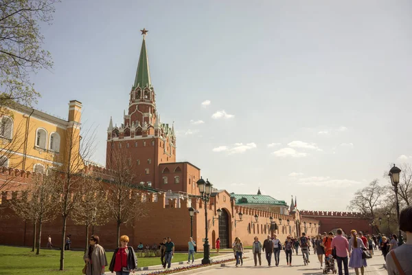 Moscou, Russie - 30 avril 2017 : La tour Troitskaïa au centre du mur nord-ouest du Kremlin de Moscou est l'entrée principale des visiteurs dans le Kremlin. Des gens marchent près du Kremlin . — Photo
