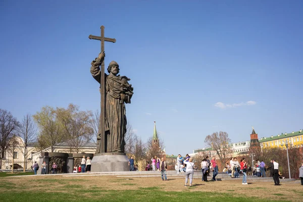 Moskwa, Rusia - 30 April 2017: Monumen Vladimir Agung di Borovitskaya Square dekat Kremlin pada hari musim semi yang cerah . — Stok Foto