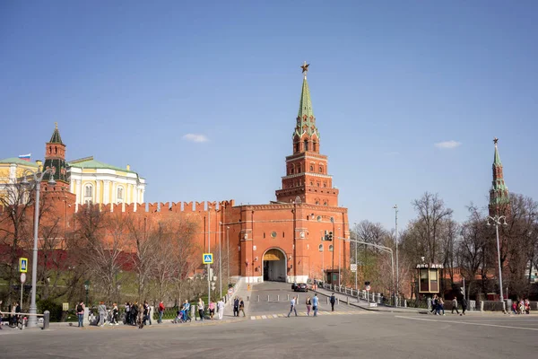 Moscou, Rússia - 30 de abril de 2017: pessoas caminhando perto do Kremlin de Moscou . — Fotografia de Stock