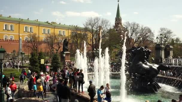 Moscú, Rusia - 30 de abril de 2017: turistas bajo el Alexander Garden cerca de la fuente — Vídeos de Stock