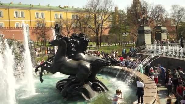 Moskou, Rusland - 30 April 2017: toeristen op de Alexander Garden in Kremlin van Moskou — Stockvideo