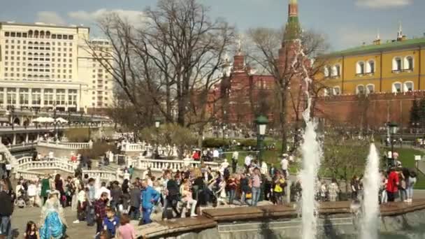 Μόσχα, Ρωσία - 30 Απριλίου 2017: τουρίστες στον κήπο ο Αλέξανδρος στο Κρεμλίνο της Μόσχας — Αρχείο Βίντεο