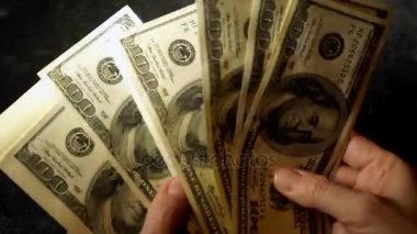 Eller 100 dolar faturaları bir paket sayısı. Hareketli görüntü zoom.
